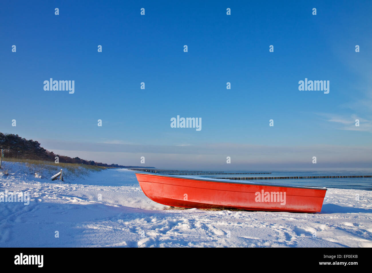 Rotes Boot am Ufer der Ostsee im winter Stockfoto