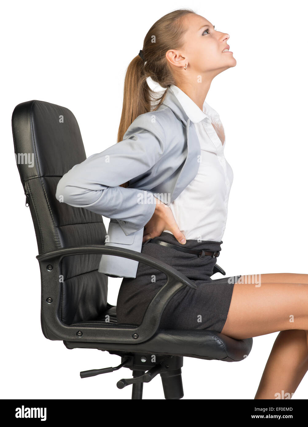 Geschäftsfrau mit Schmerzen im unteren Rücken durch das sitzen auf dem Bürostuhl Stockfoto