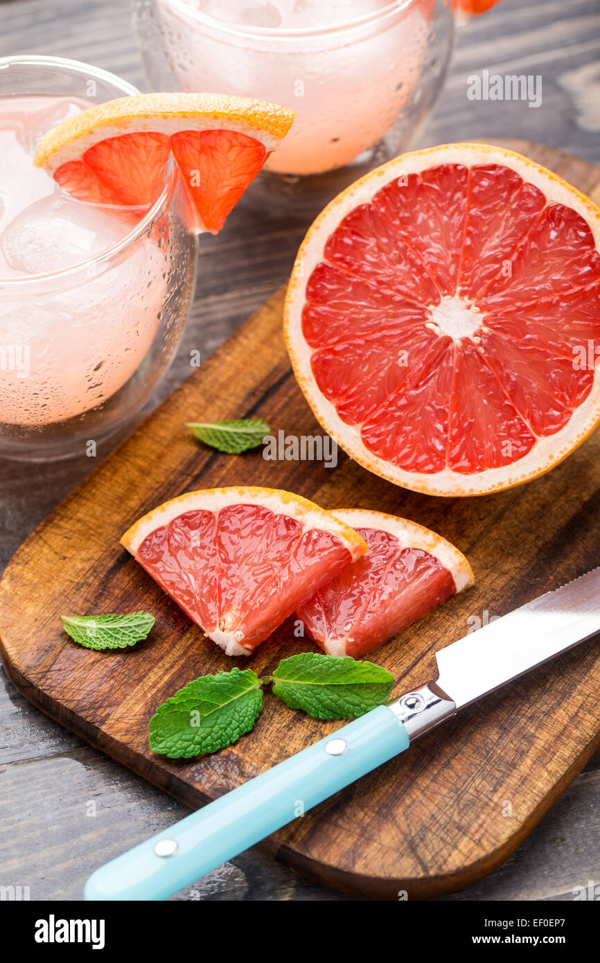 Grapefruit mit Scheiben auf einem Tisch. Stockfoto