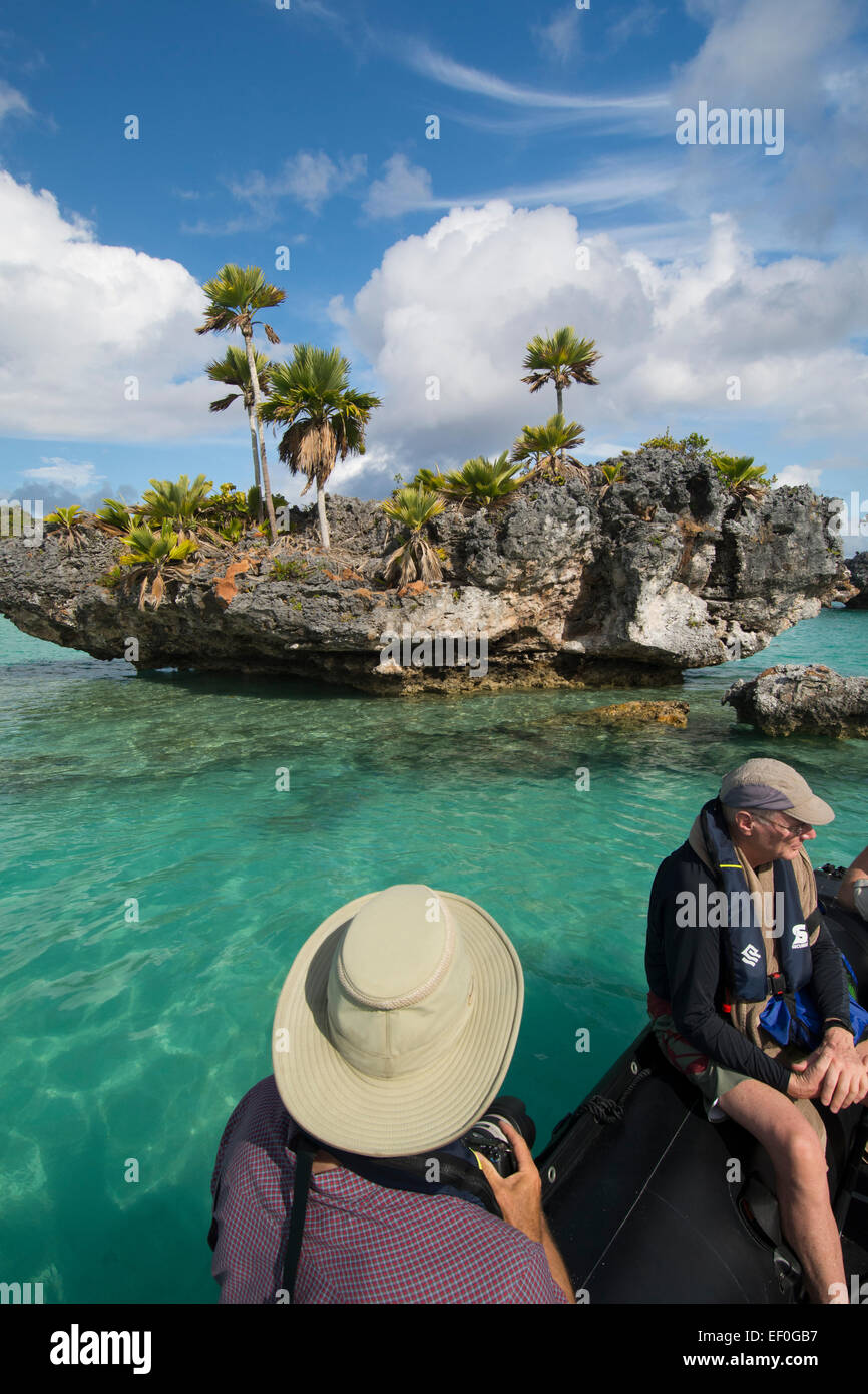 Fidschi, südlichen Lau-Gruppe, Insel Fulanga. Touristen im Tierkreis erkunden Pilz Inselchen besteht aus Korallen Kalkstein. Stockfoto