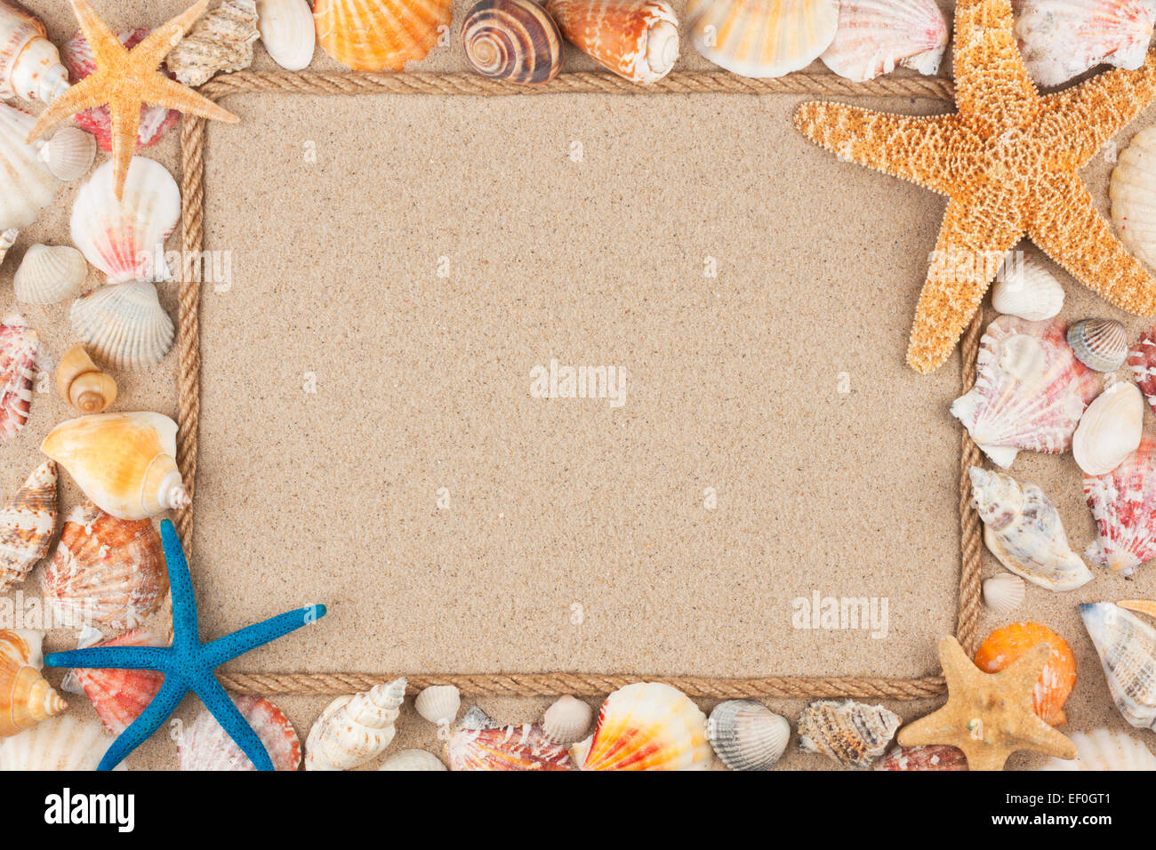 Schöner Rahmen von Seil und Muscheln im Sand, mit Platz für Ihr Bild, text Stockfoto