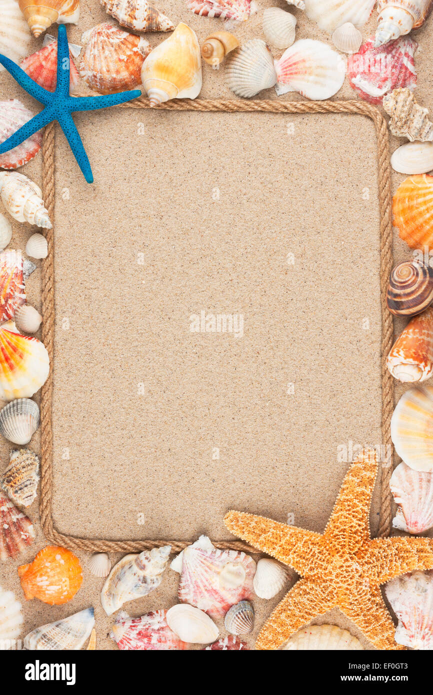 Schöner Rahmen von Seil und Muscheln im Sand, mit Platz für Ihr Bild, text Stockfoto