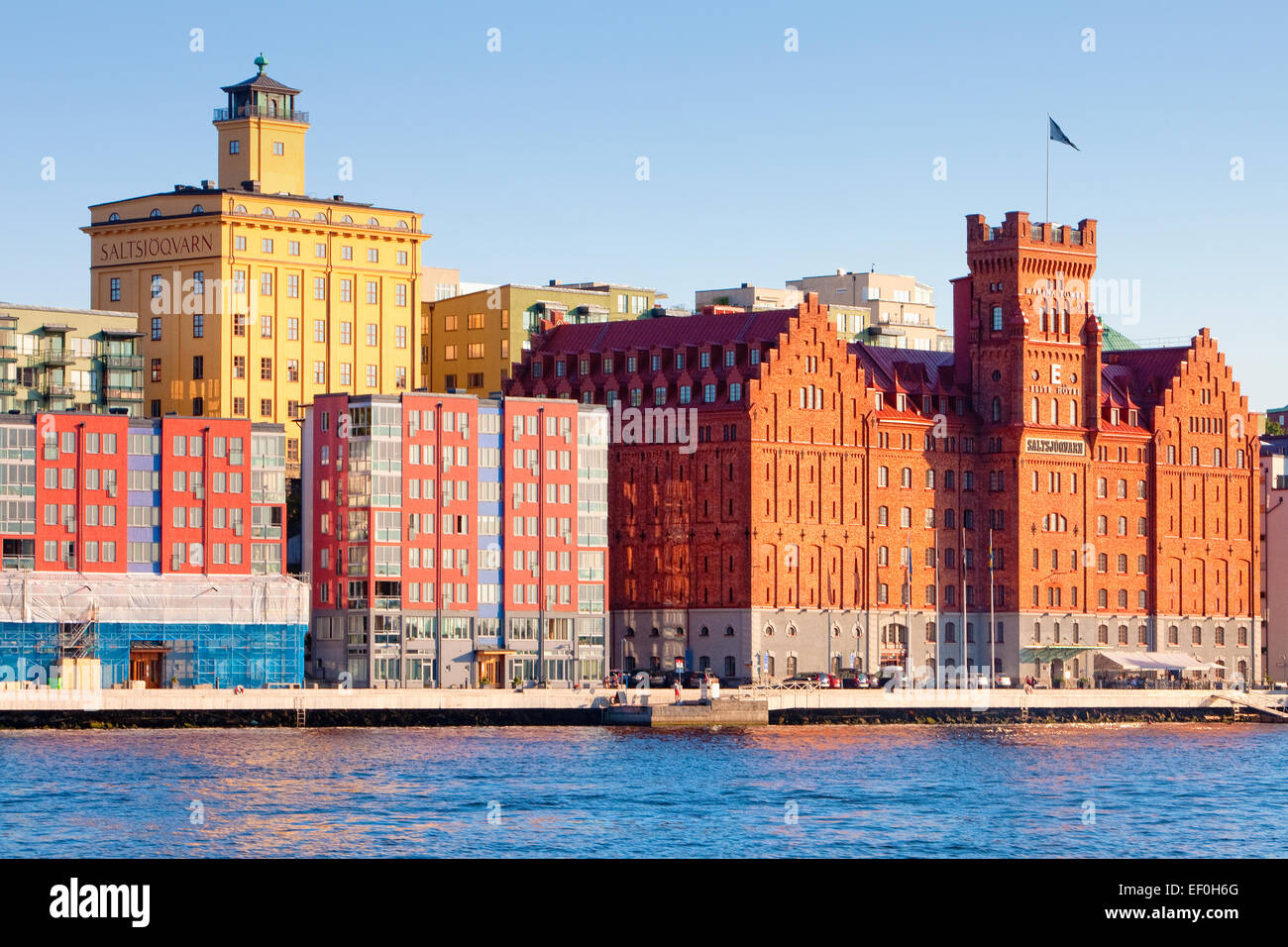 Schweden, Stockholm - Saltsjoquarn und neue Wohnhäuser am Meer. Stockfoto