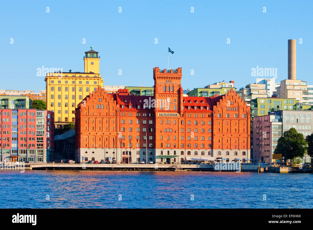 Schweden, Stockholm - Saltsjoquarn und neue Wohnhäuser am Meer. Stockfoto