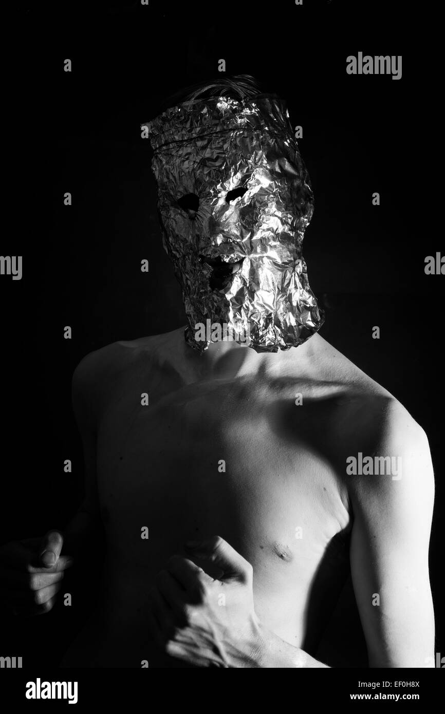 Porträt eines Mannes, gekleidet in Furcht erregenden Masken Folie closeup Stockfoto