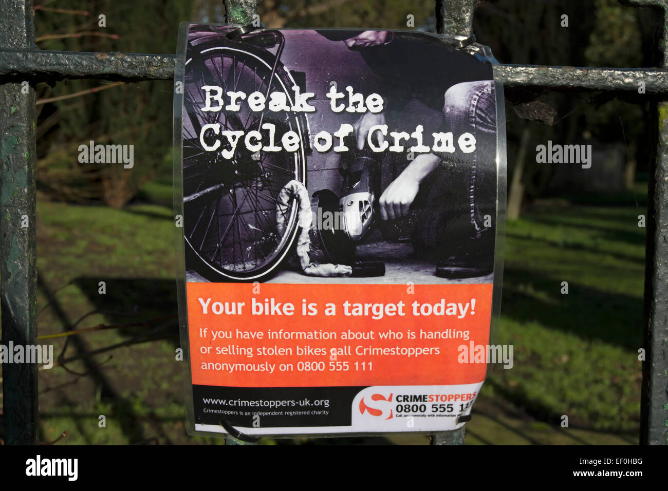 Crimestoppers Plakat Förderung Radfahrer sperren ihre Fahrräder, Bischöfe Park, Fulham, London, england Stockfoto