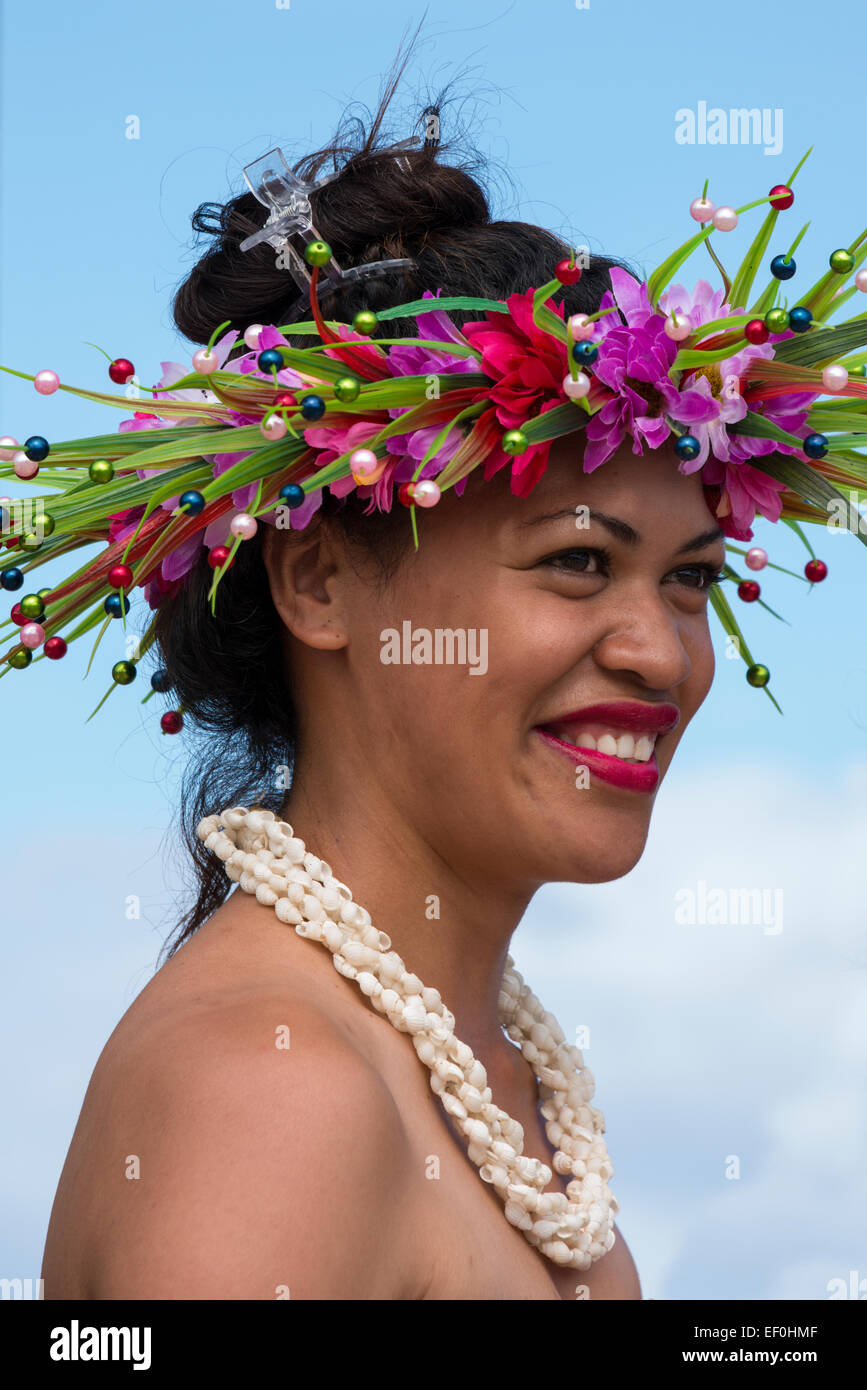 Cook Inseln Aitutaki. Herzlich willkommen Gruß auf die Insel Aitutaki, polynesische Frauen mit schönen Blume und Perle Kopfschmuck. Stockfoto