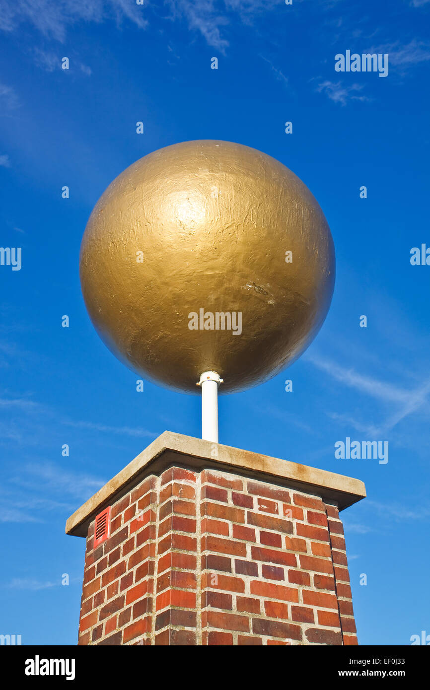 Goldene Kugel in Warnemünde. Stockfoto