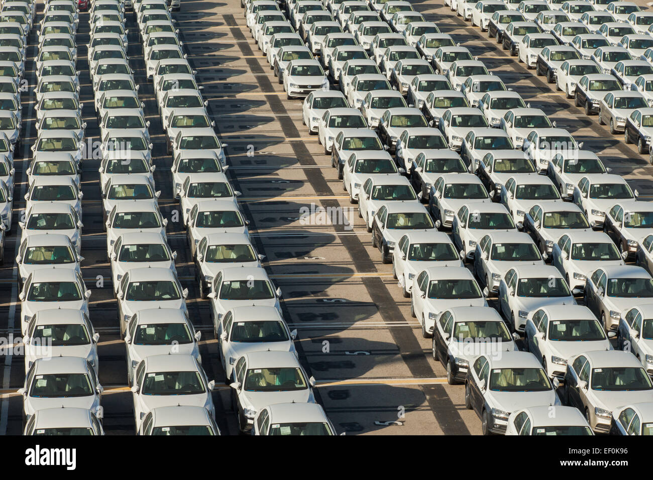 Reihen von Neuwagen in ein internationaler Hafen geparkt Stockfoto