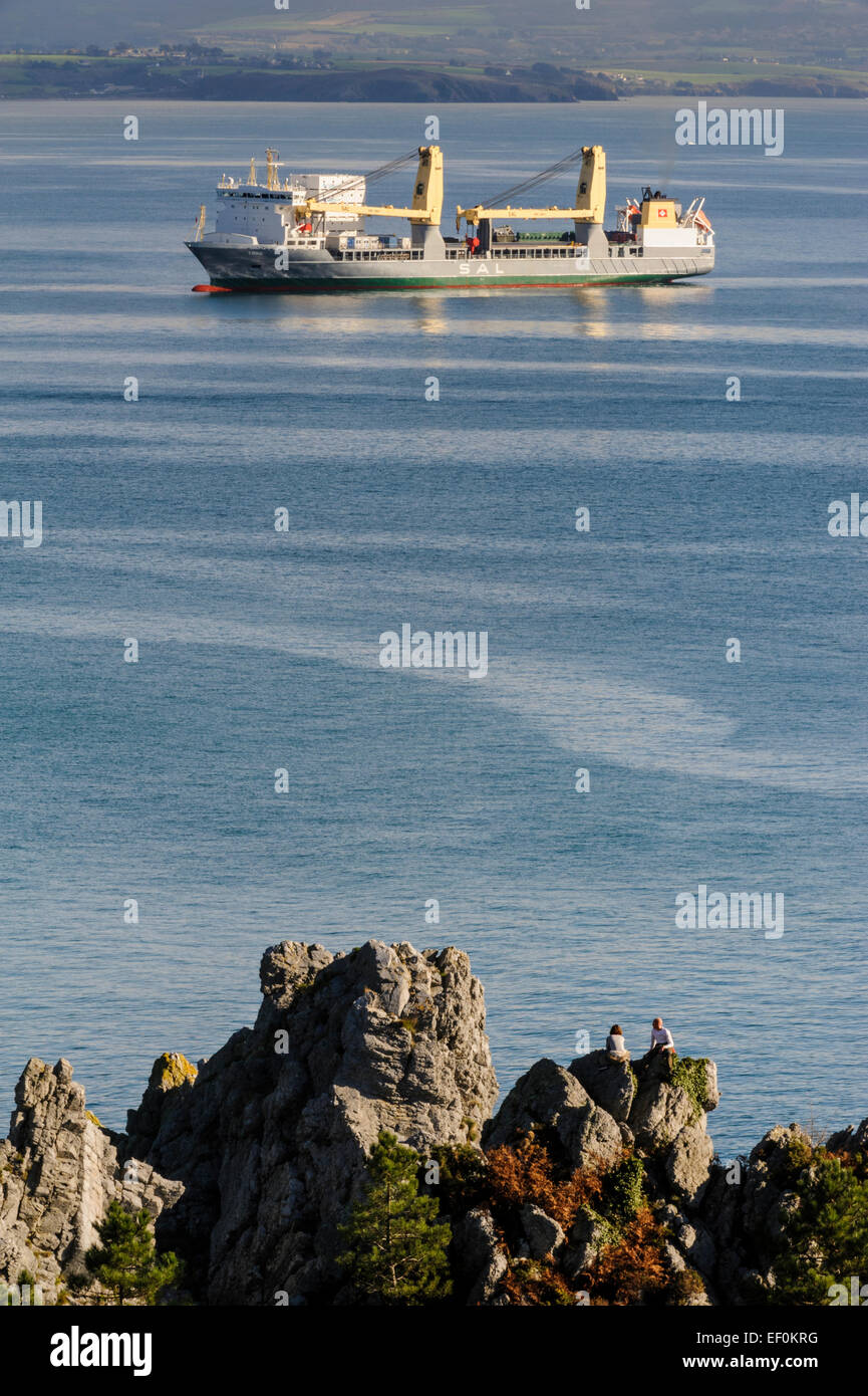 Frachtschiff, Cap De La Chevre, Pointe de Saint Hernot, Douarnenez Bay, Finistere, Bretagne, Frankreich Stockfoto