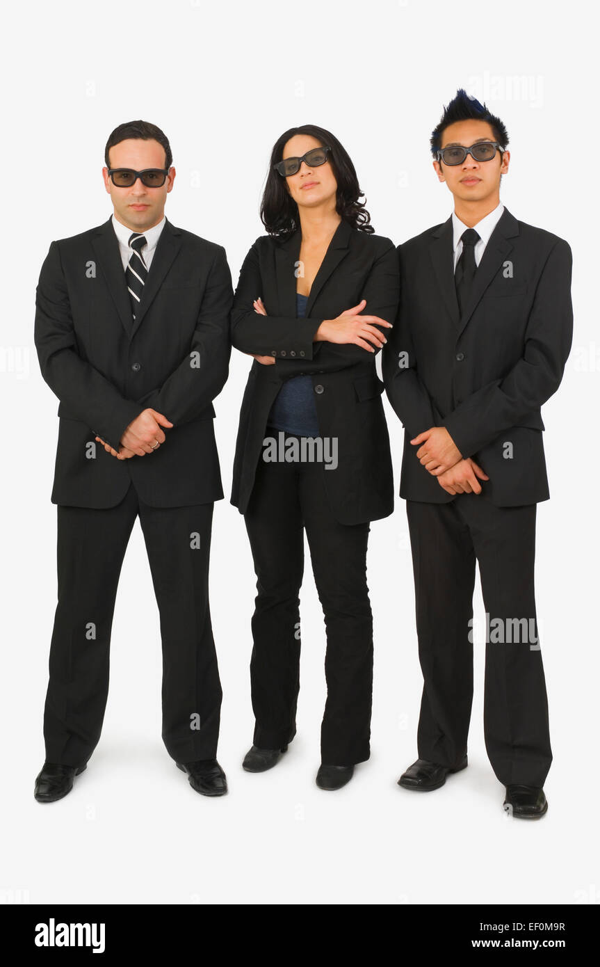 Drei Menschen in schwarzen Anzügen gekleidet Stockfoto