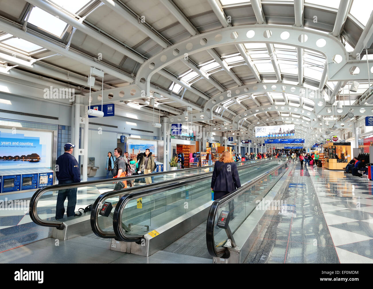 CHICAGO, IL - 31 MAR: Chicago O' Hare Airport innen am 31. März 2013 in Chicago, Illinois. Es ist der zweitgrößte Flughafen der Welt und wurde "Best Airport in Nordamerika" für 10 Jahre gewählt Stockfoto