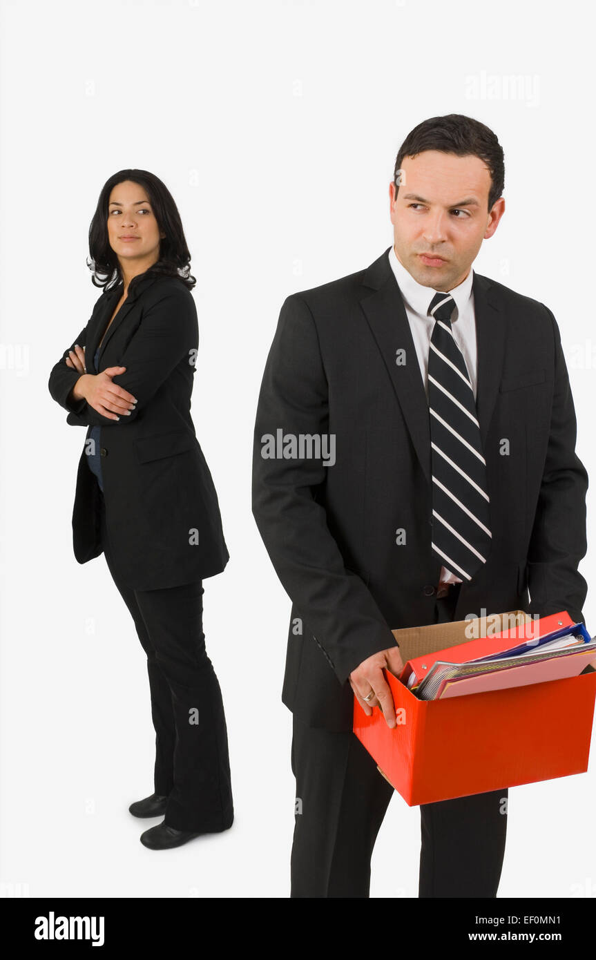 Unternehmer tragen Kasten von Büromaterial entlassen Stockfoto