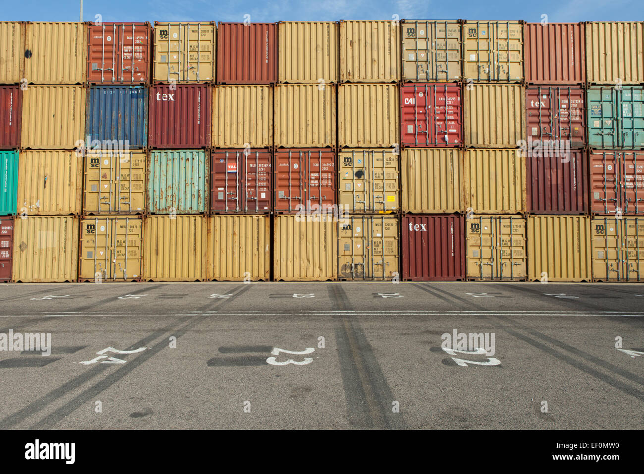 Verschiedene Marken und Farben der See-Container gestapelt Stockfoto