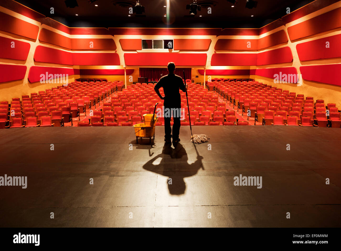 Hausmeister auf der Bühne im leeren theater Stockfoto