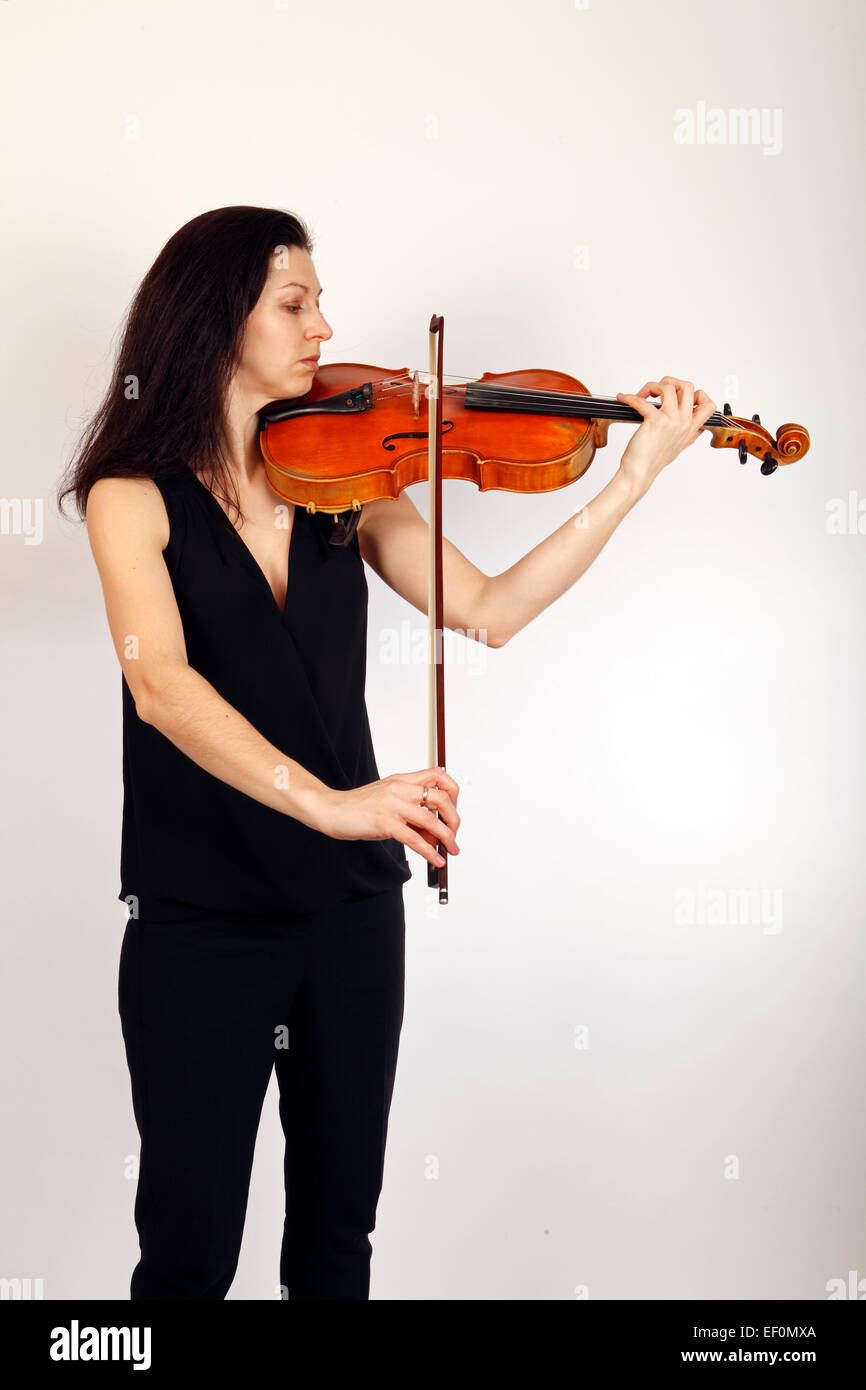 Bratscher, ihr Instrument zu spielen Stockfoto