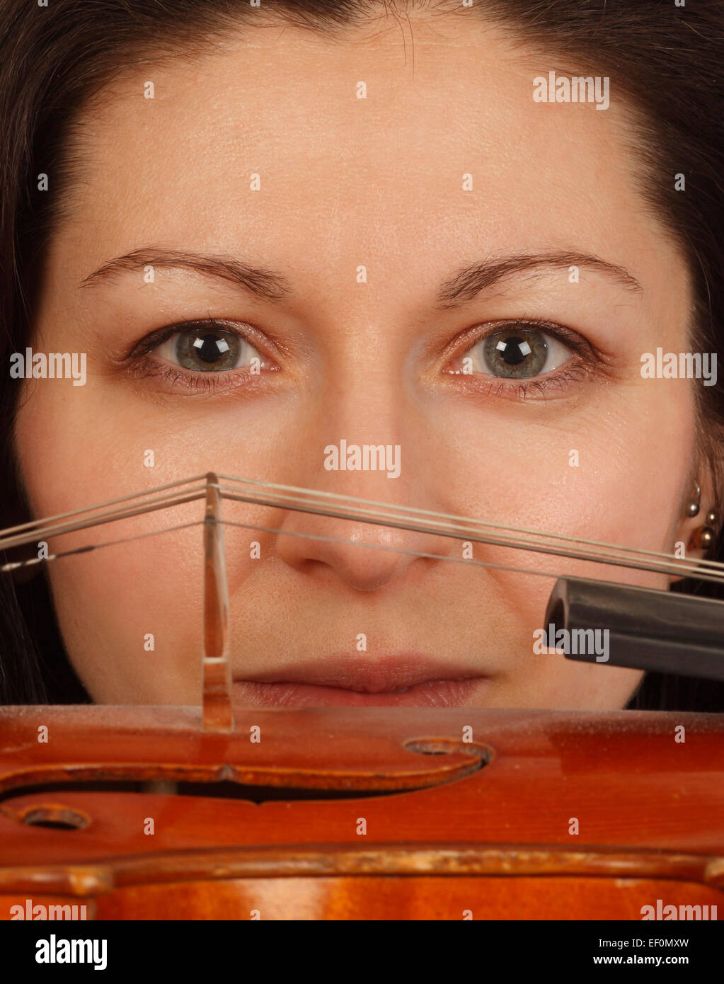Gesicht hinter Viola Violine Brücke Stockfoto Gesicht hinter Viola Violine Brücke Stockfoto