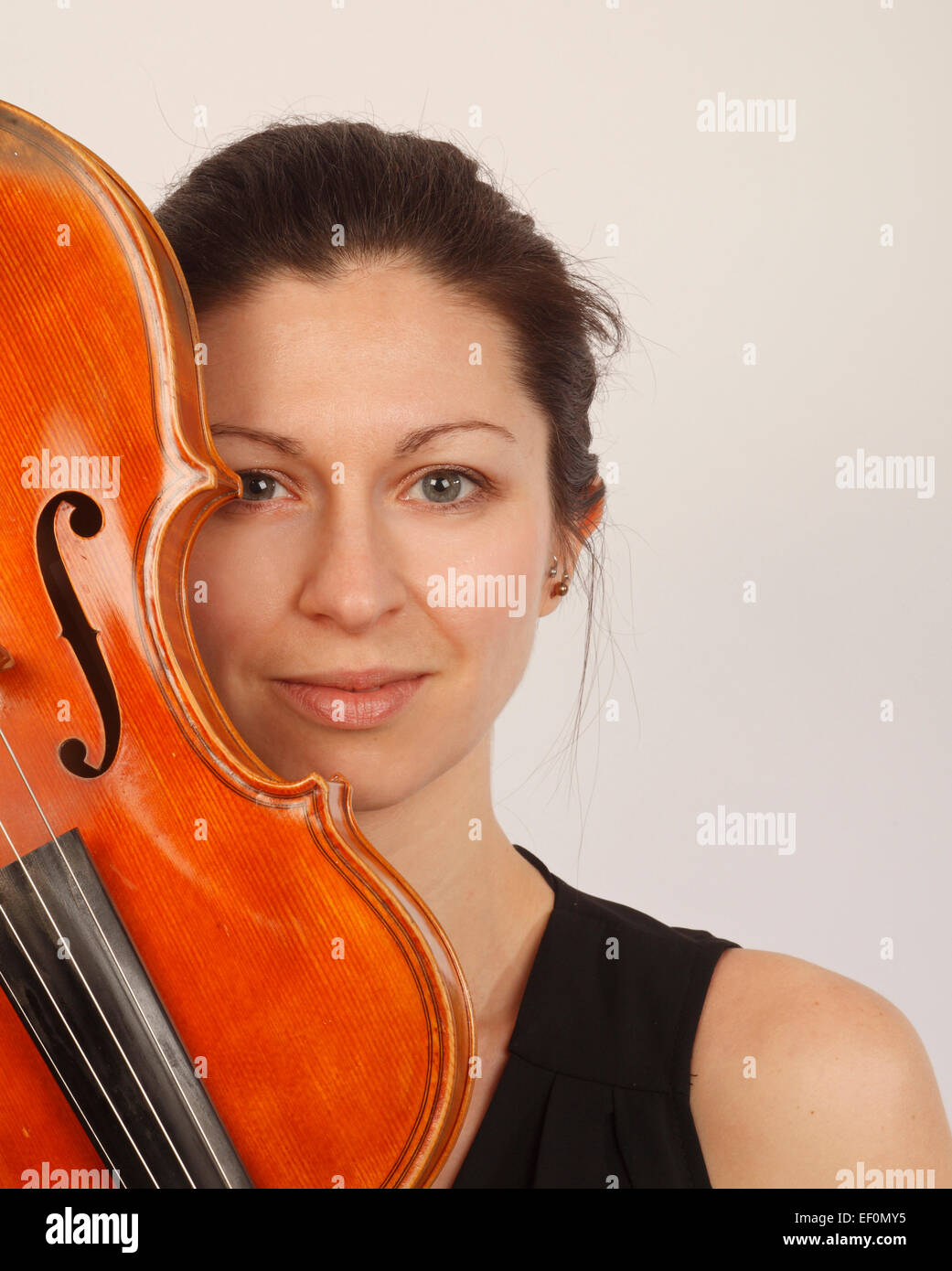 junge Bratschistin hält ihr instrument Stockfoto