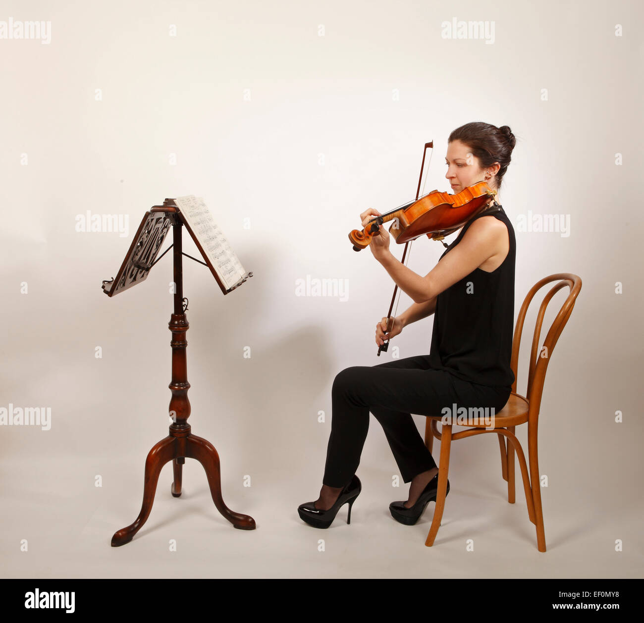 Bratscher, ihr Instrument zu spielen Stockfoto