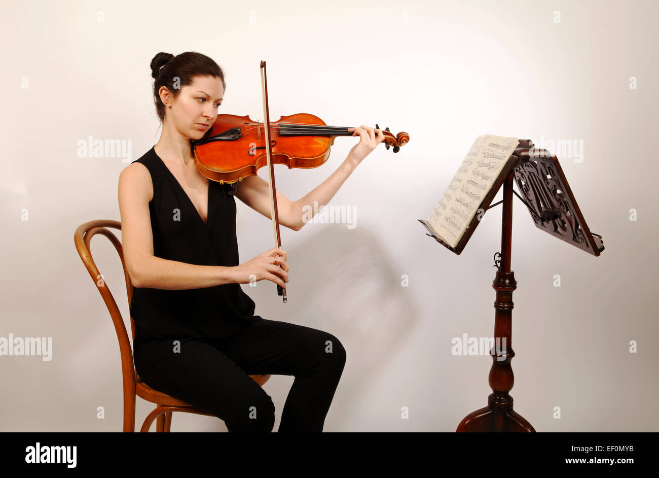 Bratscher, ihr Instrument zu spielen Stockfoto