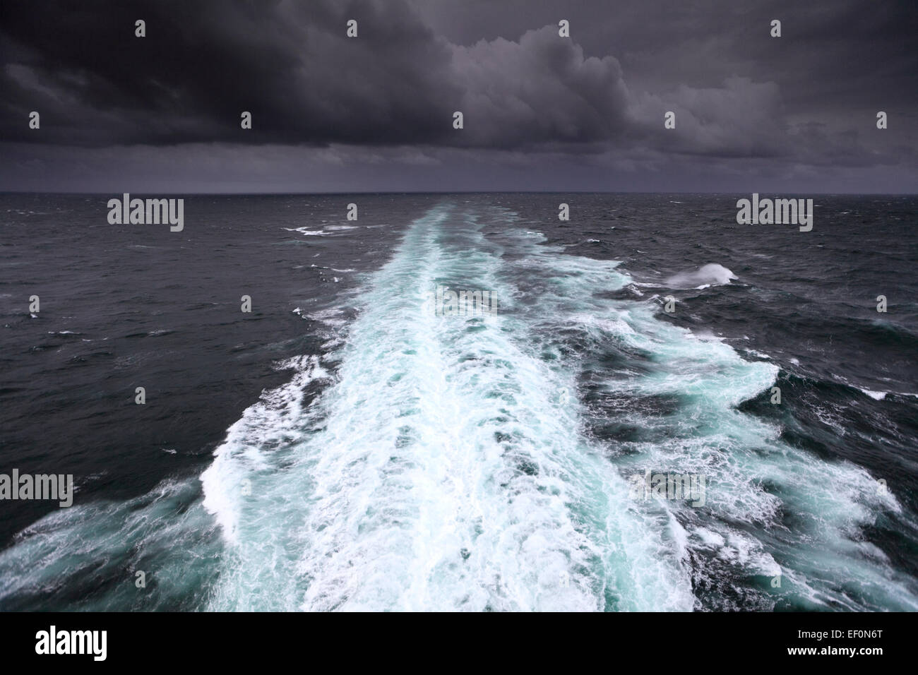 Blick auf stürmischer See und dramatische Wolken im Atlantischen Ozean. Stockfoto