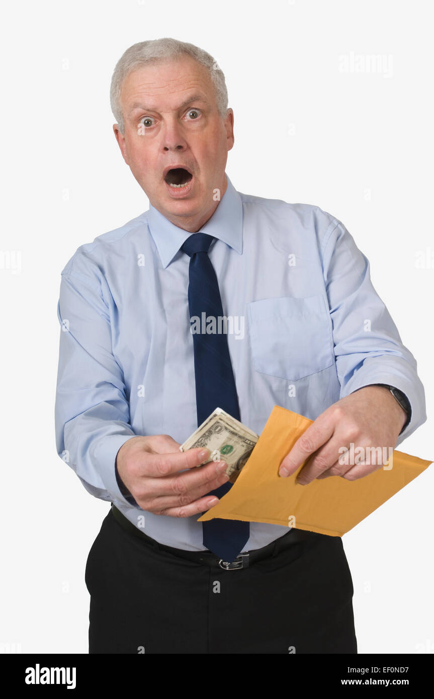 Überrascht, Geschäftsmann, Geld in einem Umschlag Stockfoto