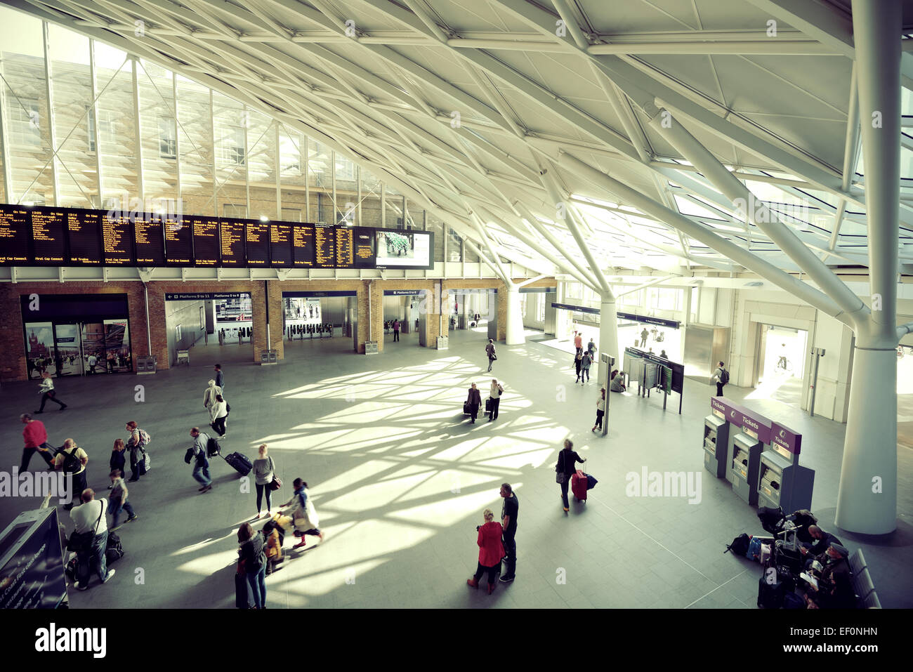 LONDON, UK - 27. September: Kings Cross Bahnhof Station innen am 27. September 2013 in London, Vereinigtes Königreich. Im Jahre 1852 ist, der südliche Terminus von der East Coast Main Line. Stockfoto