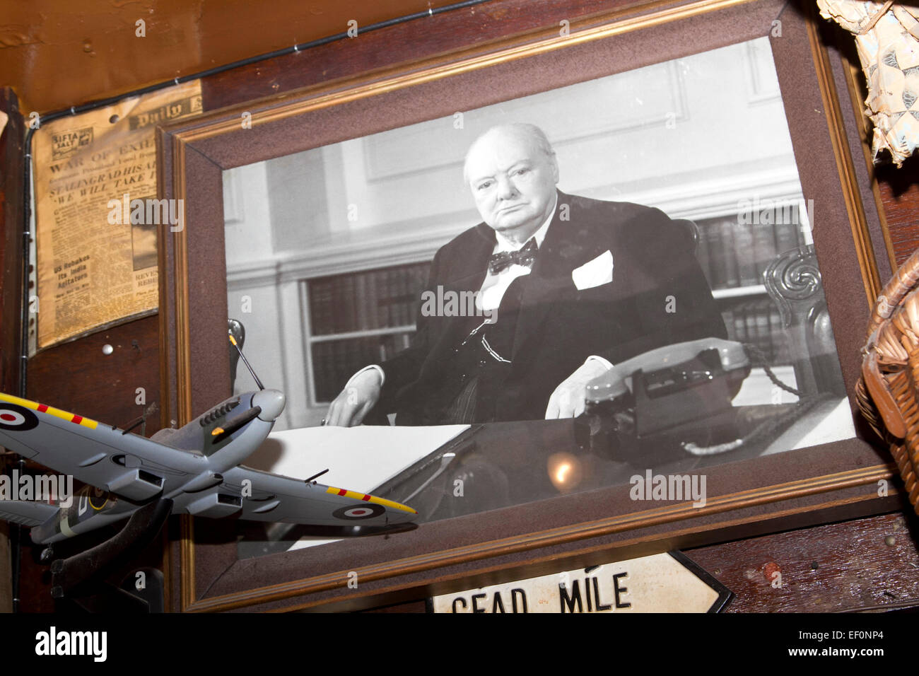 London, UK. 24. Januar 2015. Ein Porträt von Sir Winston Churchill hängt über ein Modell von einem Weltkrieg 2 Spitfire Jagdflugzeug in der Churchill Arms in London, als Großbritannien erinnert an den 50. Jahrestag von Tod und staatlichen Begräbnis von der britischen Kriegsführer der Zeit Sir Winston Churchill am 24. Januar 1965 Credit: Amer Ghazzal/Alamy Live-Nachrichten Stockfoto