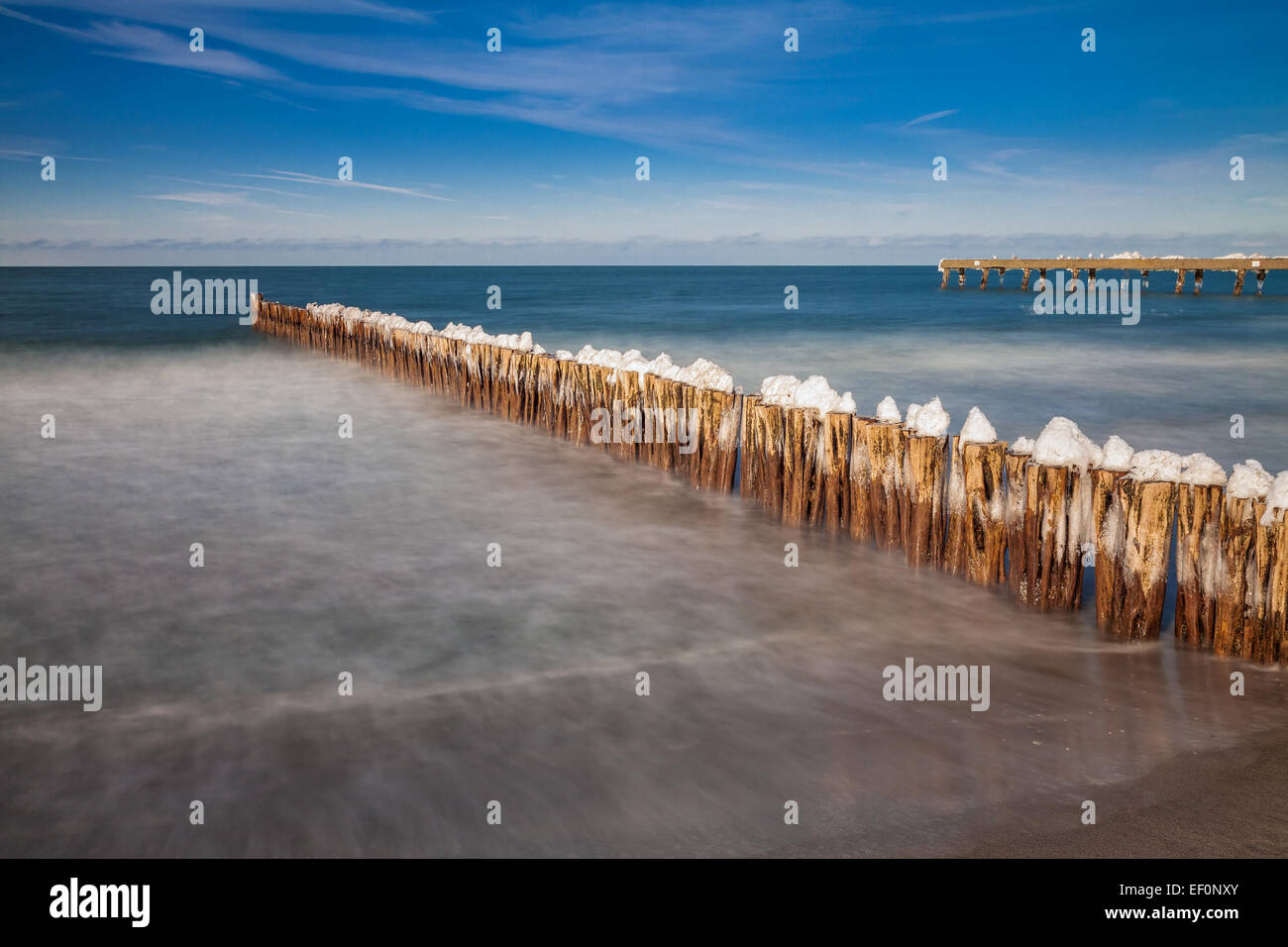 Buhne am Ufer der Ostsee. Stockfoto
