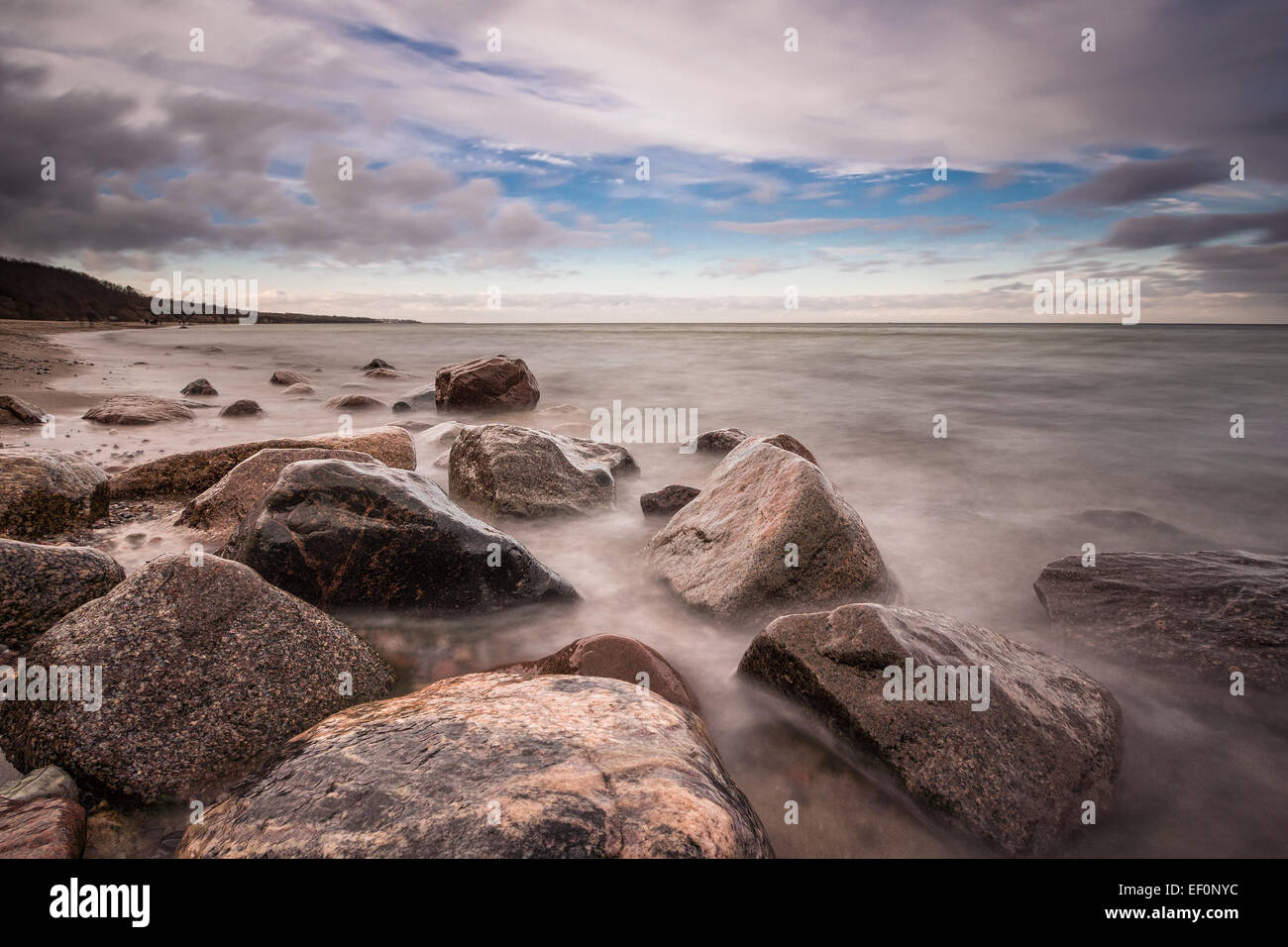 Findlinge am Ufer der Ostsee. Stockfoto
