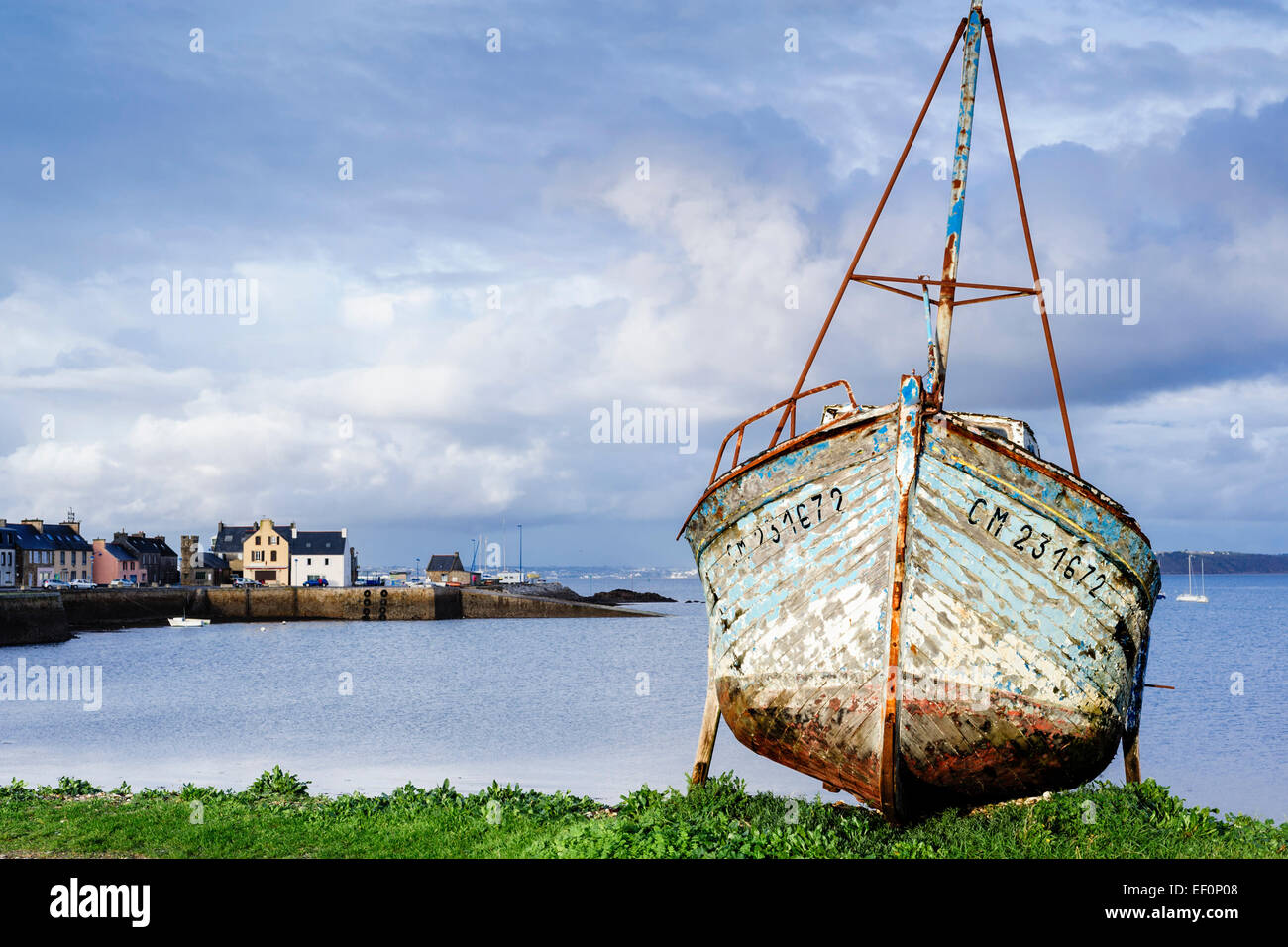 Angeln Boot Wrack Le Fret, Halbinsel Crozon, Finistere, Frankreich Stockfoto