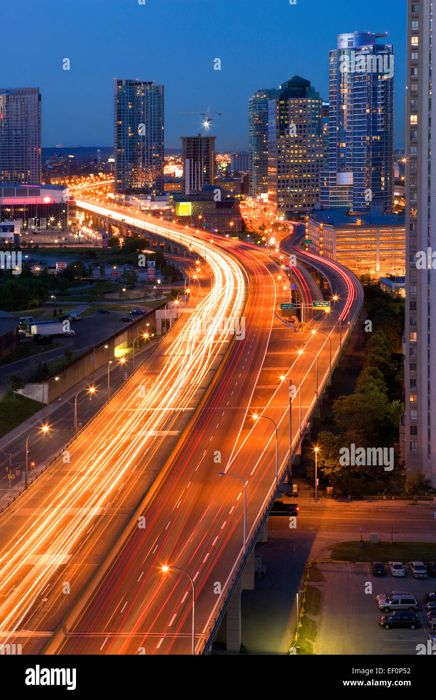 Toronto-Autobahn in der Nacht, Toronto Ontario Stockfoto