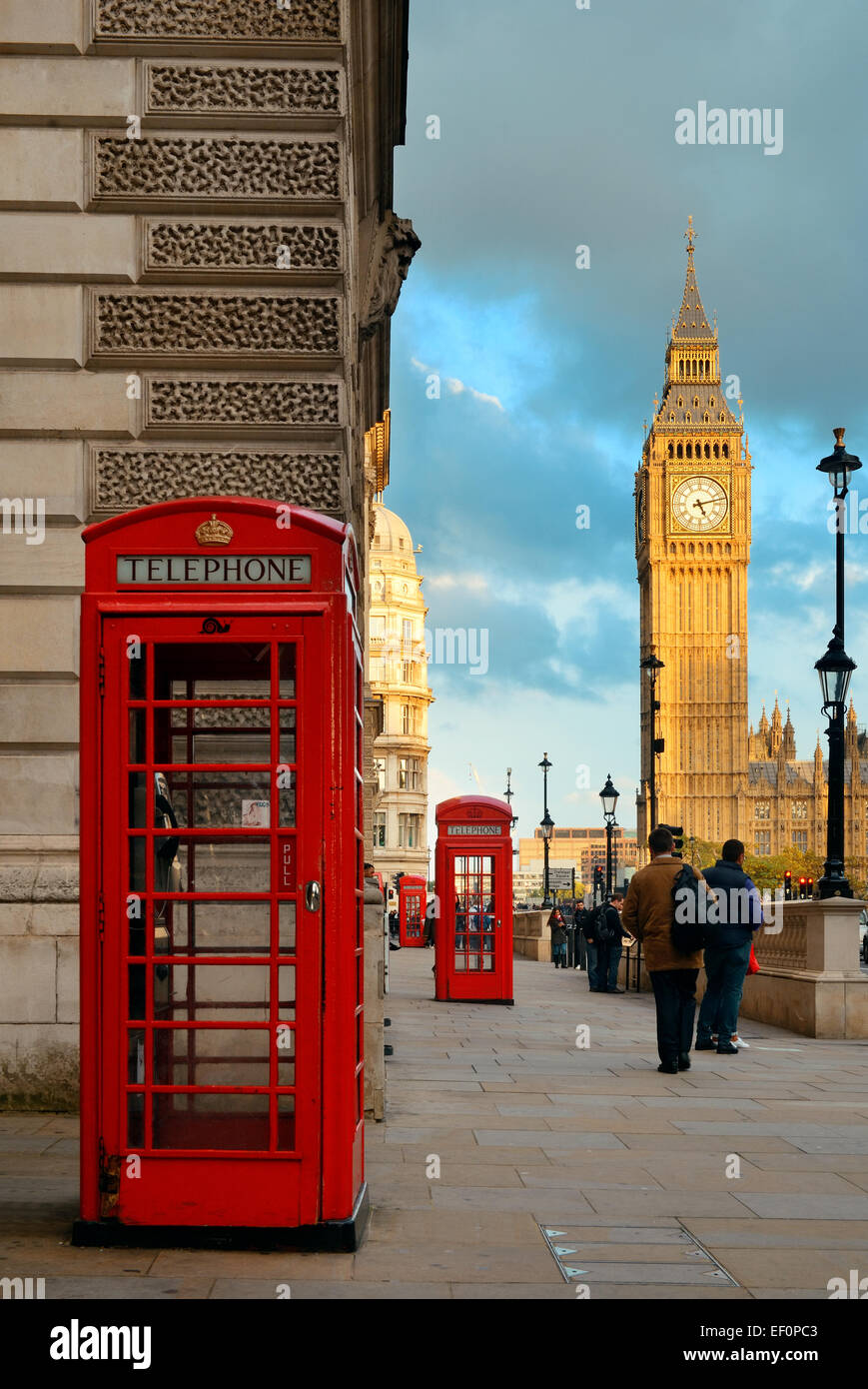 LONDON, UK - 27. September: Streetview mit Big Ben und Telefon Box am 27. September 2013 in London, Vereinigtes Königreich. London ist das weltweit am meisten Stockfoto