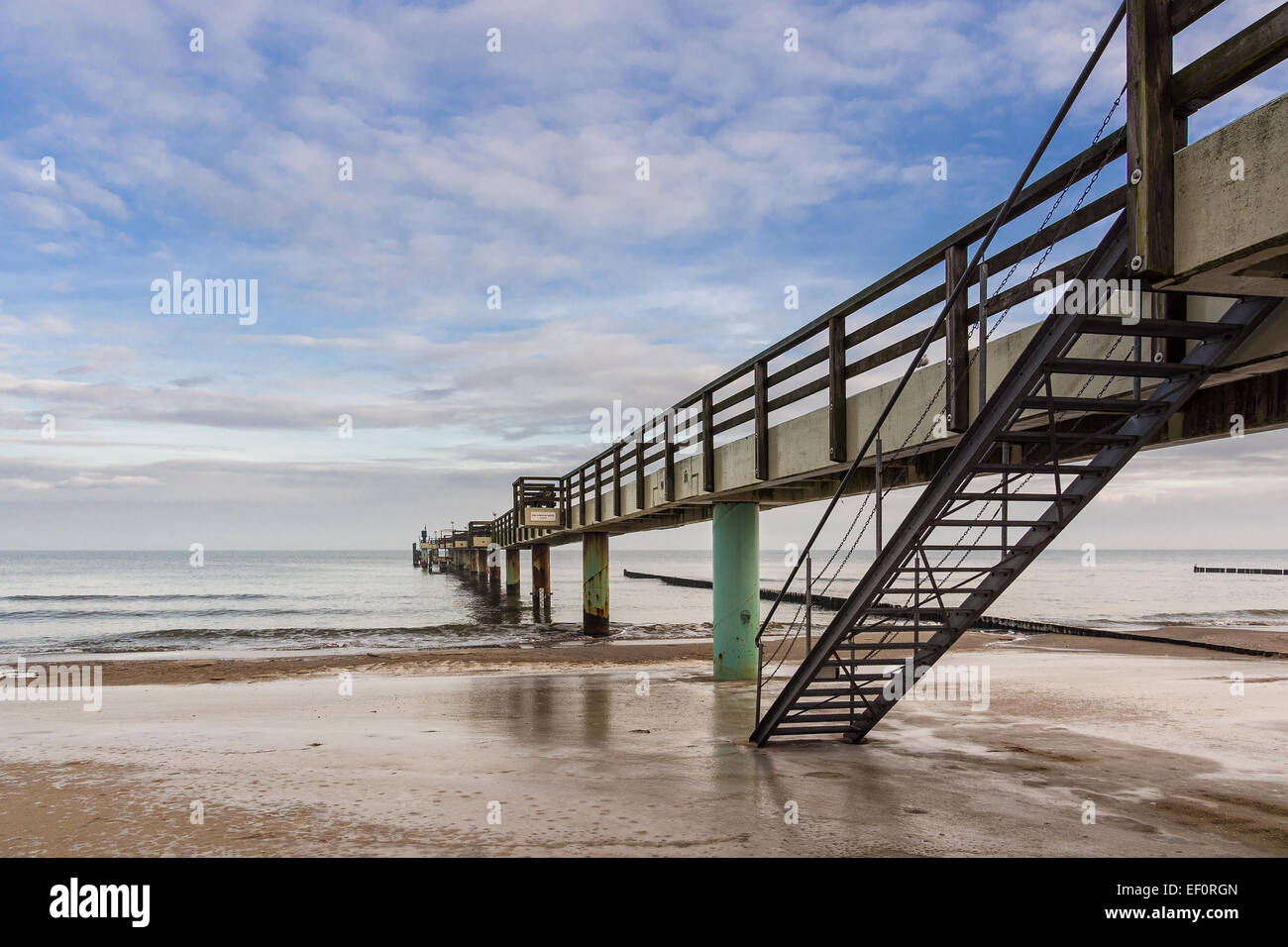 Pier am Ufer der Ostsee. Stockfoto