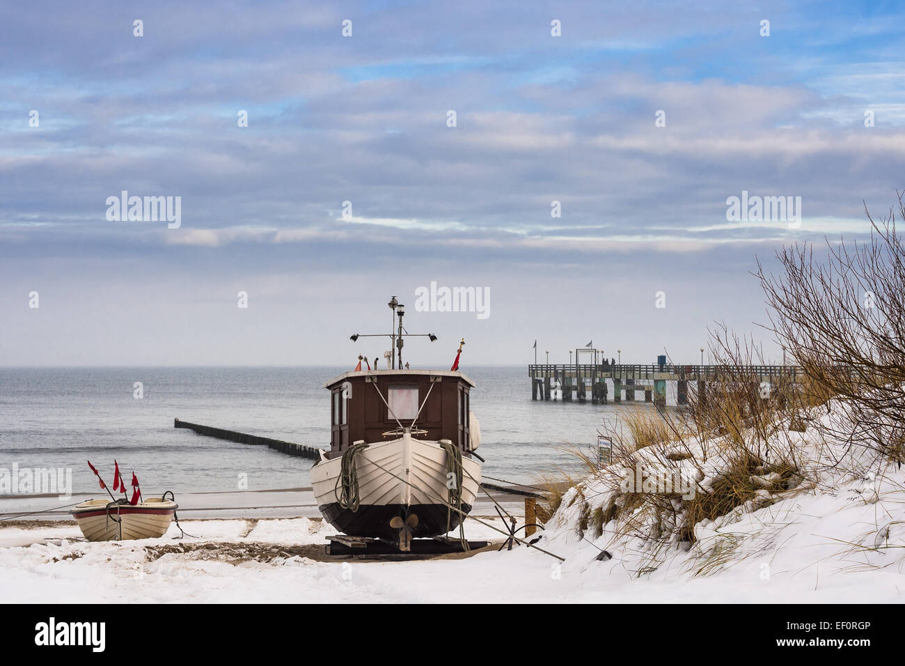 Ein Fischerboot am Ufer der Ostsee im Winter. Stockfoto