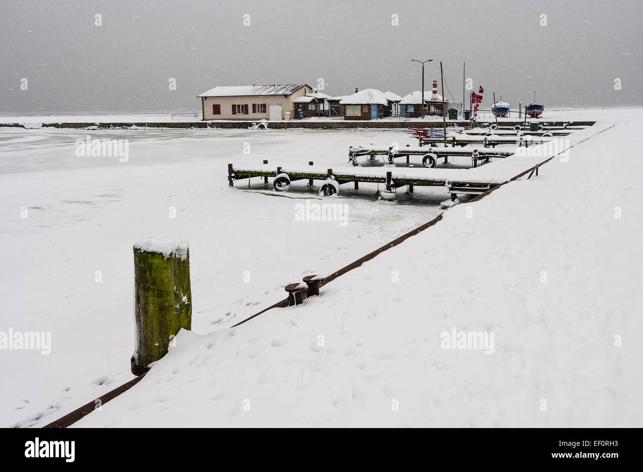 Hafen am Ufer der Ostsee im Winter. Stockfoto