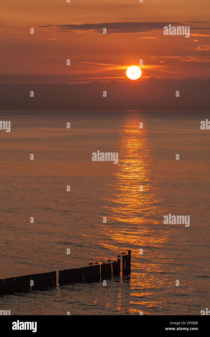 Sonnenuntergang am Ufer der Ostsee. Stockfoto
