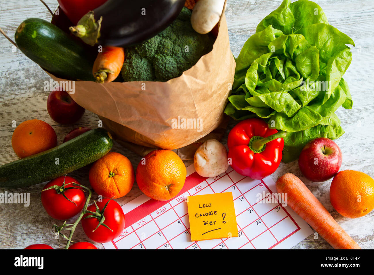 Kalorienarme Diät, Gemüse und Obst Stockfoto