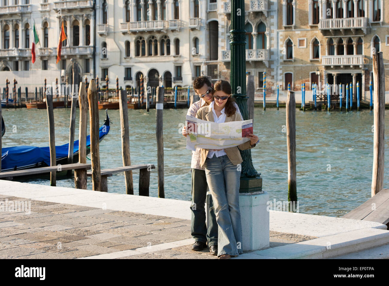 Paar auf der Suche auf einer Karte in Venedig Italien Stockfoto