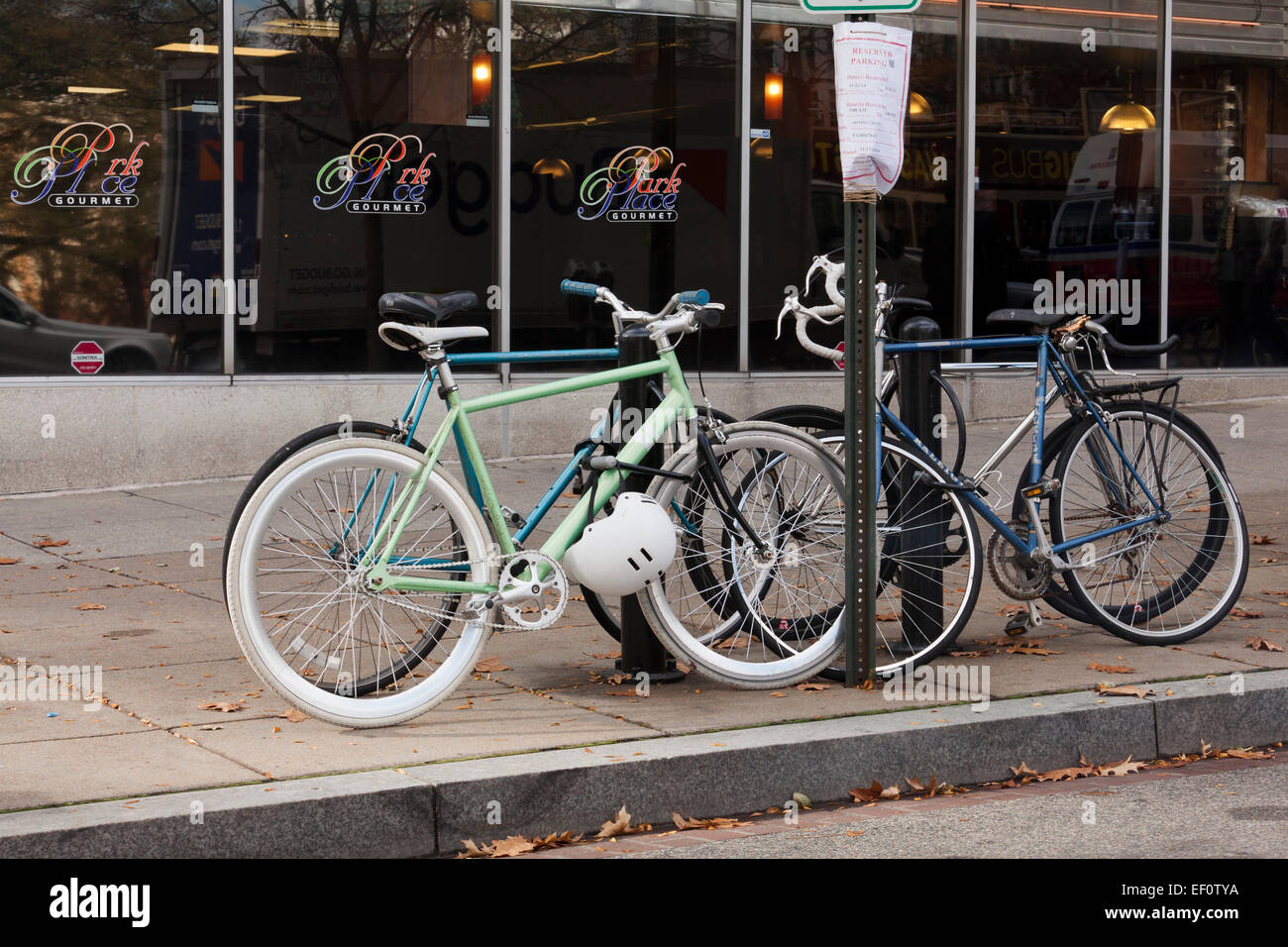 Fahrräder geparkt auf urbanen Laufsteg - Washington, DC USA Stockfoto