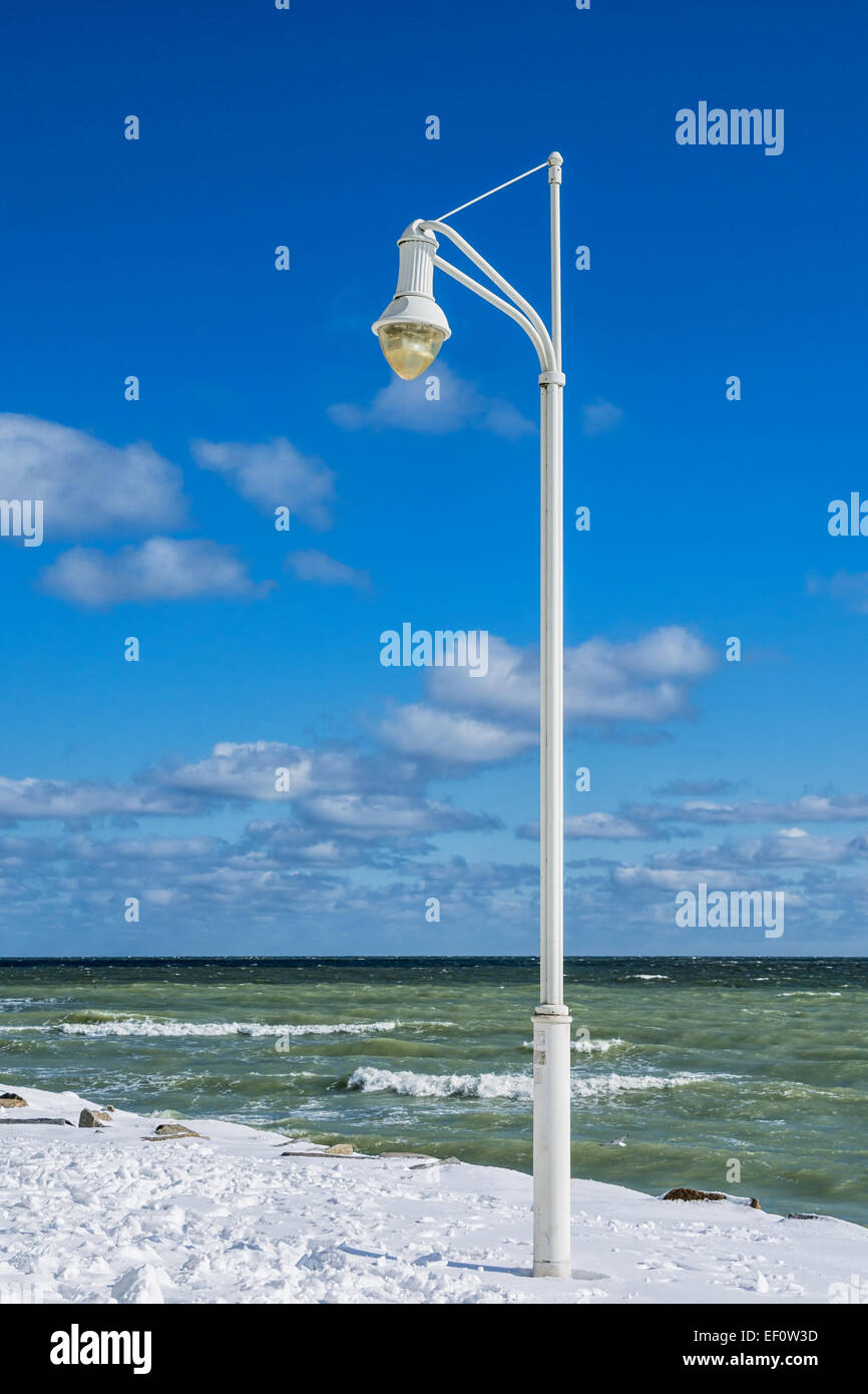 Laterne am Ufer der Ostsee. Stockfoto