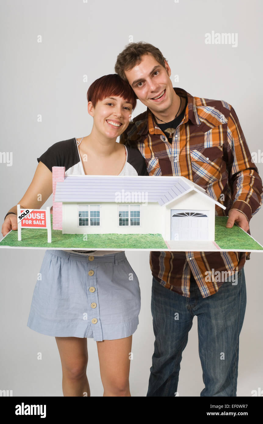 Paar-Holding-Modell nach Hause Stockfoto