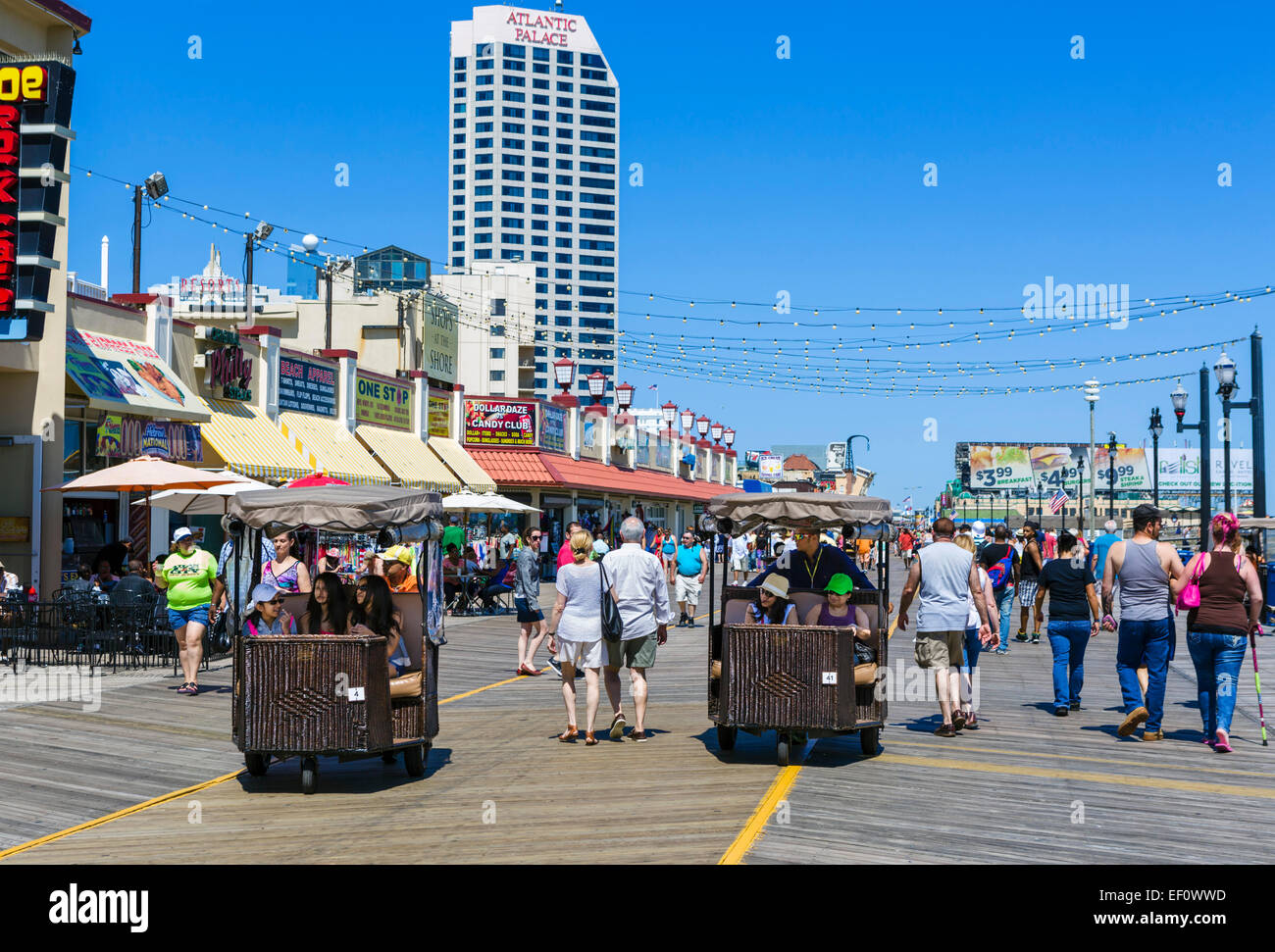 Berühmten Rolling Stühle auf der Promenade in Atlantic City, New Jersey, Vereinigte Staaten Stockfoto