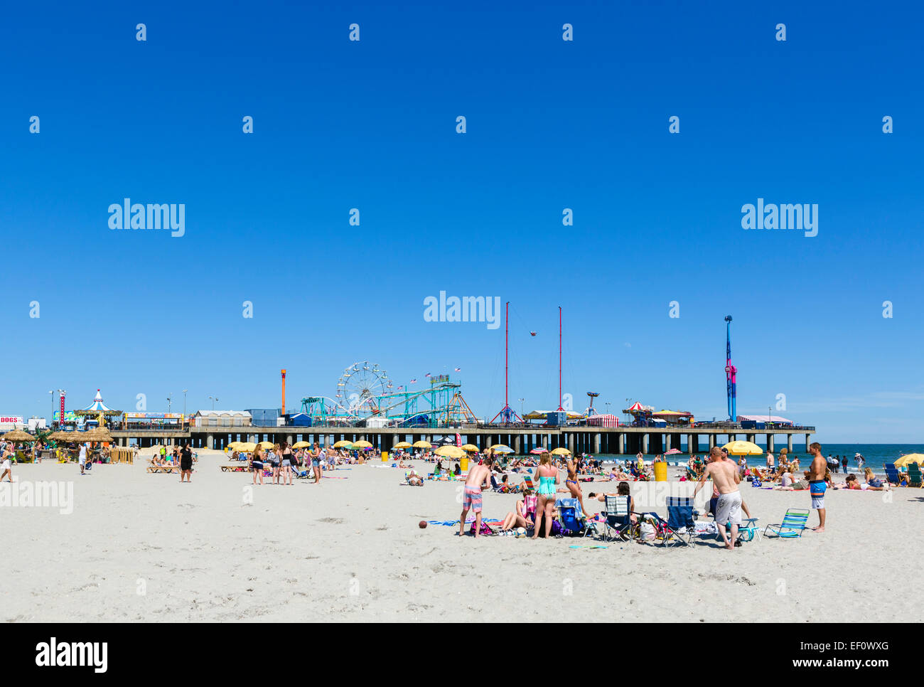 Der Strand und Steel Pier, Atlantic City, New Jersey, Vereinigte Staaten Stockfoto