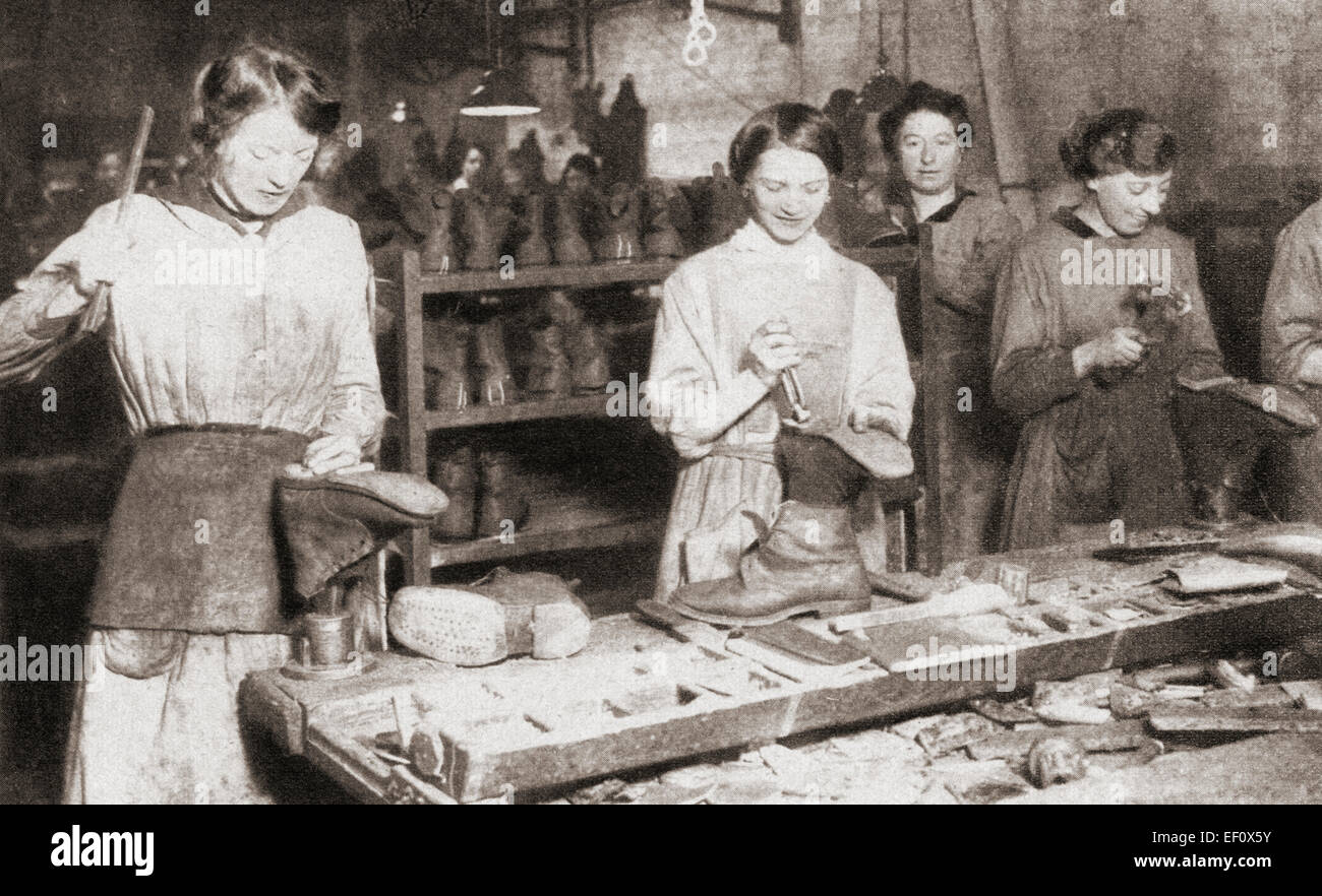 Frauen übernahmen viele Männerberufe während Weltkrieges einer, wodurch die Menschen frei zu kämpfen. Frauen machen Armeestiefel tragbar von Ferse bauen oder Re soling hier zu sehen. Stockfoto