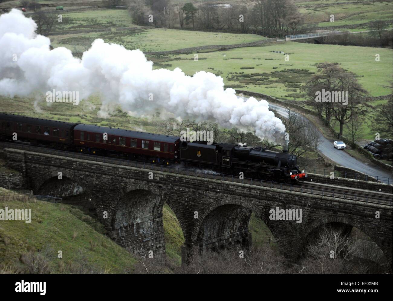 Pennines, Cumbria, UK. 24. Januar 2015. UK mildere Witterung. Die Cumbrian Winter Mountain Express dampft durch das Schmelzwasser der Pennines Cumbria wie Temperaturen milder bekommen. Die erste spezielle geschleppt Dampfzug 2015 auf der historischen Carlisle Bahnstrecke zu begleichen. Lok Nr. 45407 "The Lancashire Fusilier" klettert über Ais Gill Viadukt machen einen guten Kopf von Dampf auf den langen Anstieg auf den Gipfel des Ais Gill die 1.169 zu Füßen der höchsten Gipfel der Eisenbahn in England ist.   Bildnachweis: STUART WALKER/Alamy Live-Nachrichten Stockfoto