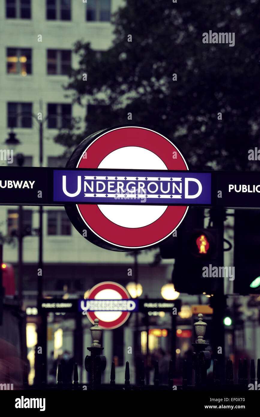 LONDON, UK - 27. September: Bahnhofsgebäudes Zeichen in Street in London am 27. September 2013 in London, Vereinigtes Königreich. London ist die meistbesuchte Stadt der Welt und die Hauptstadt des Königreichs. Stockfoto