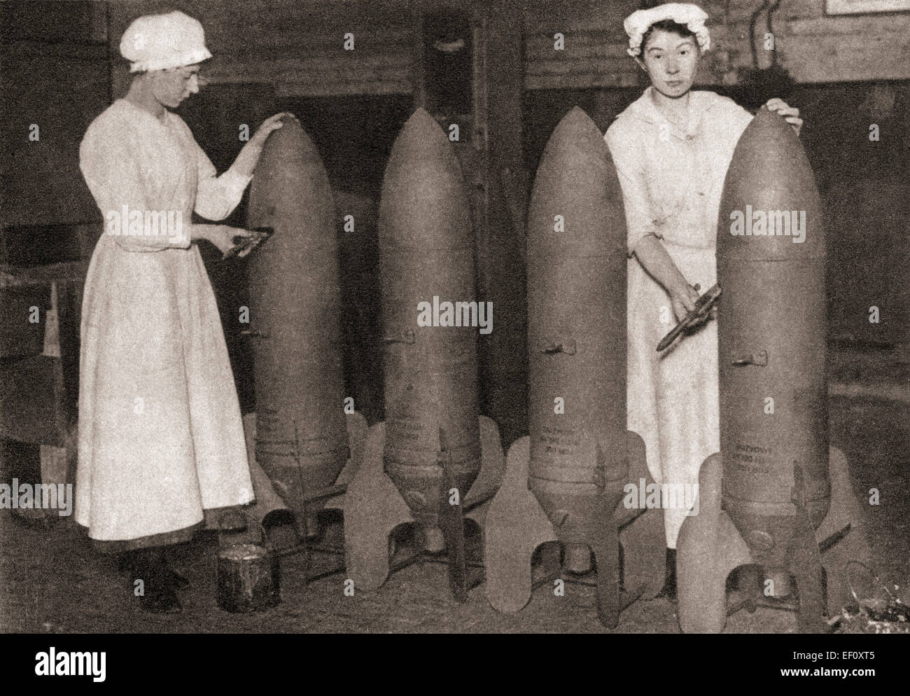 Frauen übernahmen viele Männerberufe während Weltkrieges einer, wodurch die Menschen frei zu kämpfen.  Sehen Sie hier setzen die Frauen einen neuen Anstrich Fliegerbomben. Stockfoto