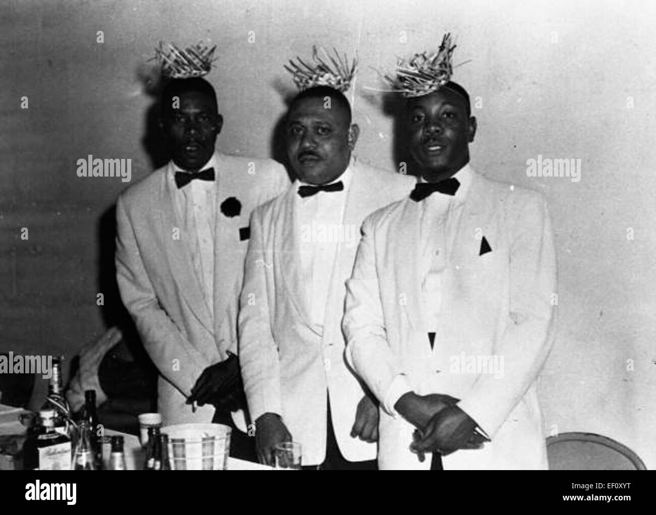 Eine Gruppe von Männern feiert Silvester auf einer Party in Tallahassee und hält während der Feierlichkeiten einen Moment der sozialen Interaktion fest. Stockfoto