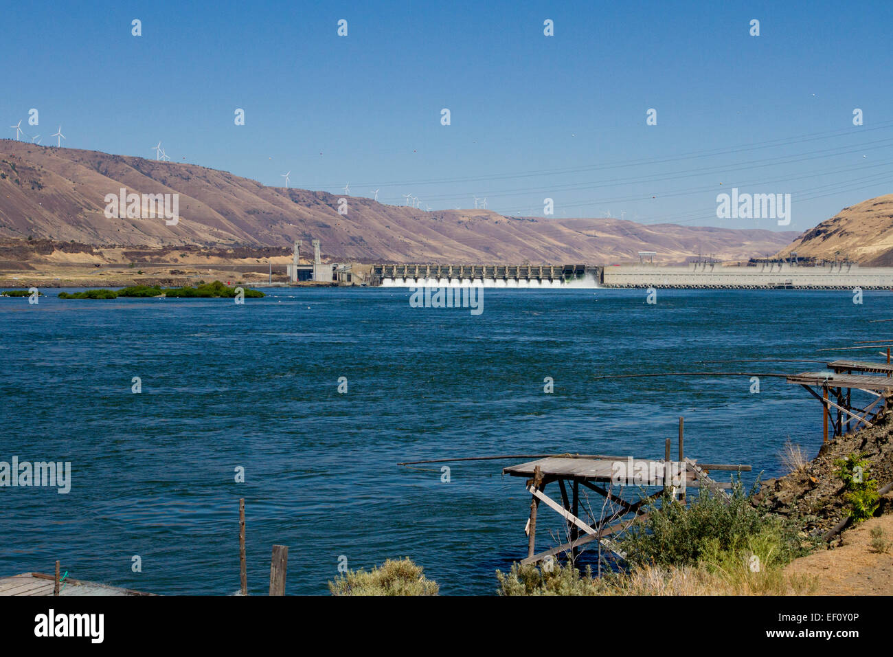 Anzeigen von John Day-Staudamm eine konkrete Gewichtsstaumauer der Lauf des Flusses entlang des Columbia River im Sherman County, Oregon Stockfoto
